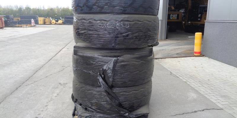 CAT<sup>®</sup> Worktools TITAN tires for 924